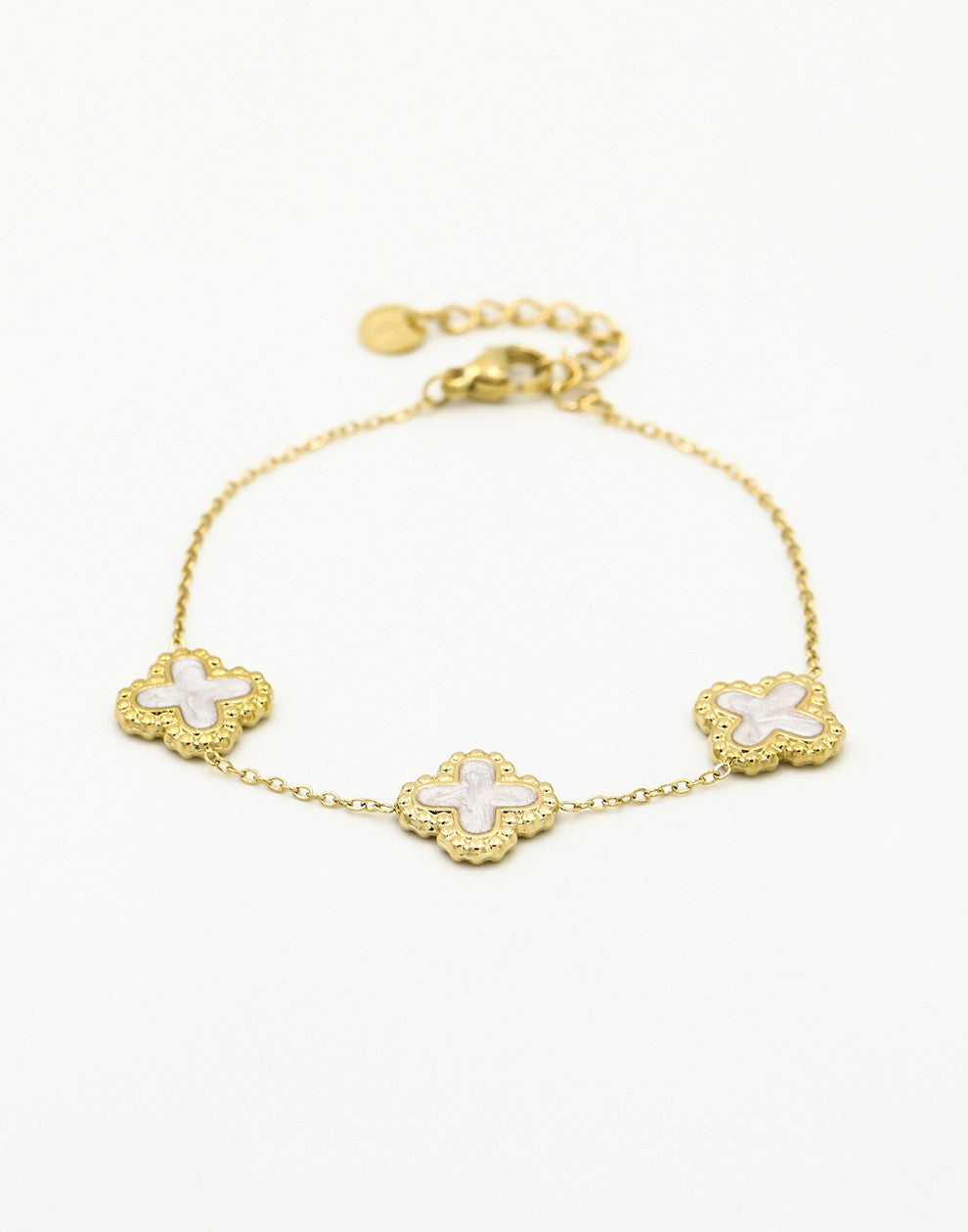 armband witte klavers goudkleurig