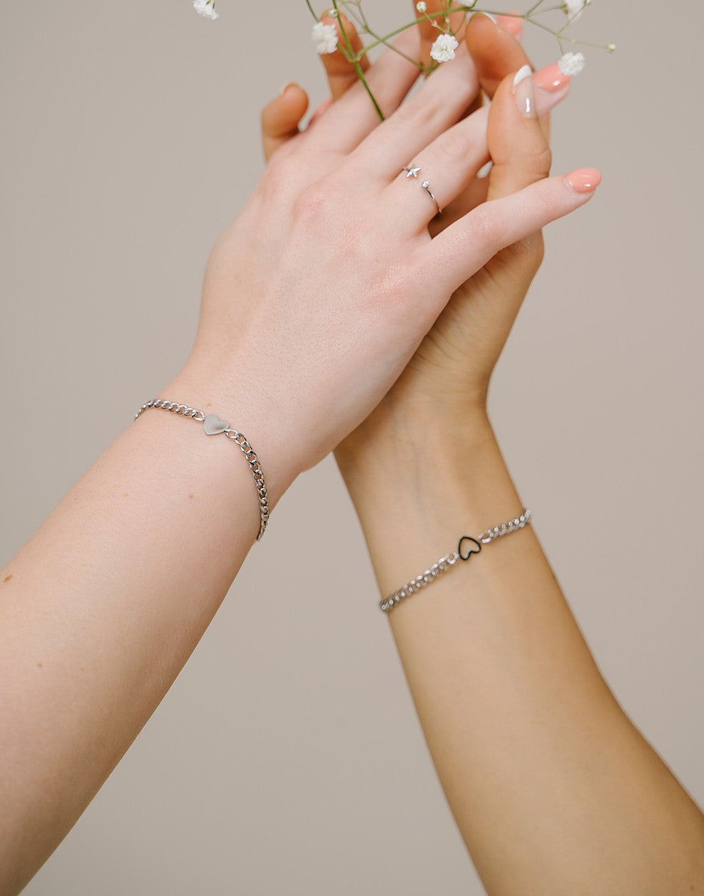 Schakelarmbanden vrienden set hartjes zilverkleurig
