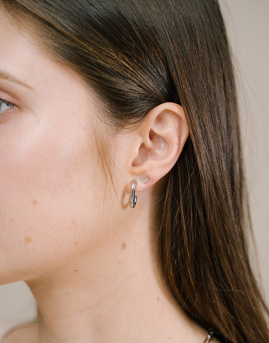 Earstud open V vorm zilverkleurig
