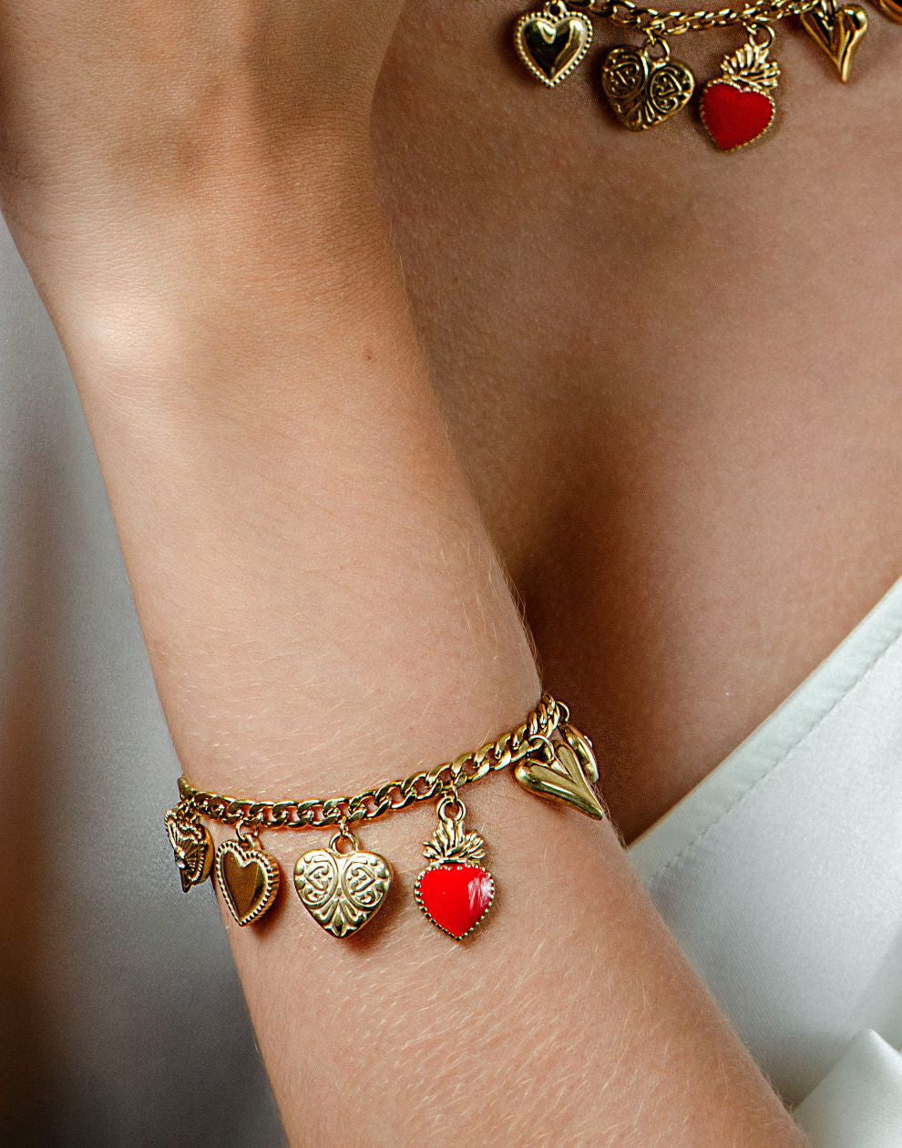 Bedelarmband multi hartjes goudkleurig