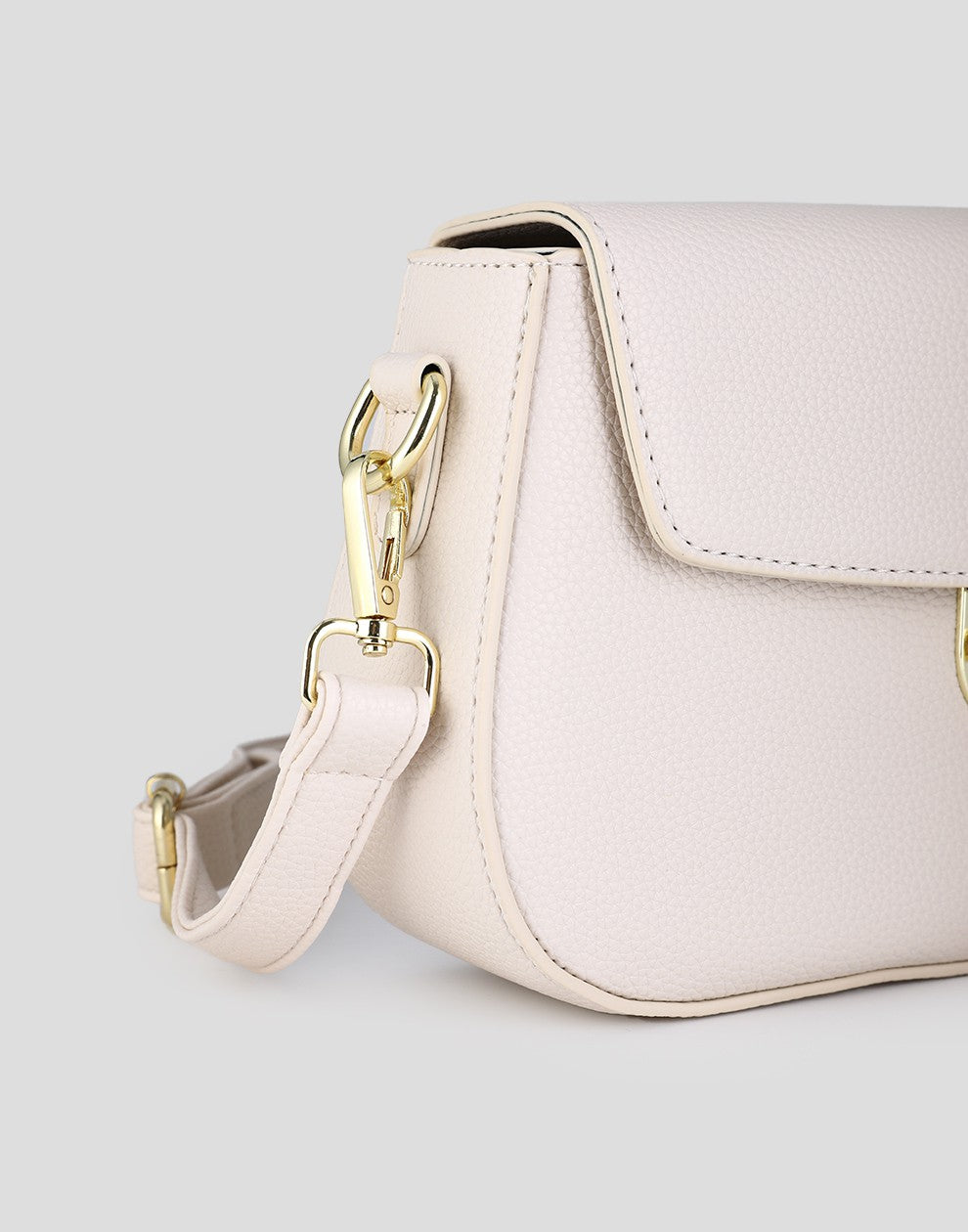 schoudertas beige met gesp