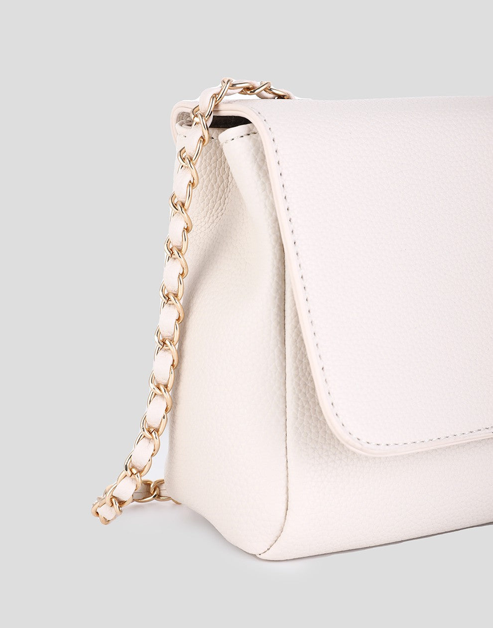 beige damestas crossbody met chain