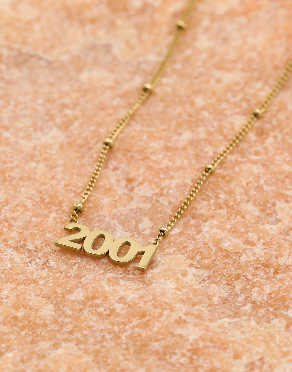 Ketting jaartal 2001 goudkleurig