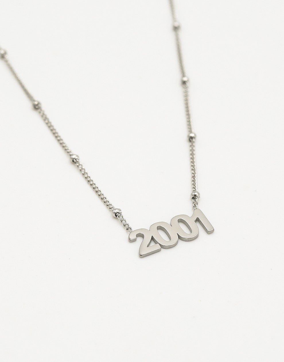 Ketting jaartal 2001 zilverkleurig