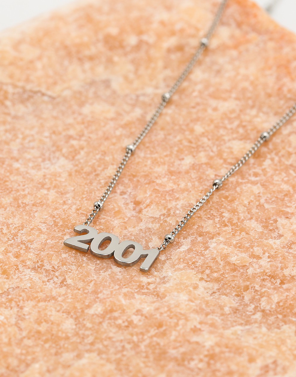 Ketting jaartal 2001 zilverkleurig