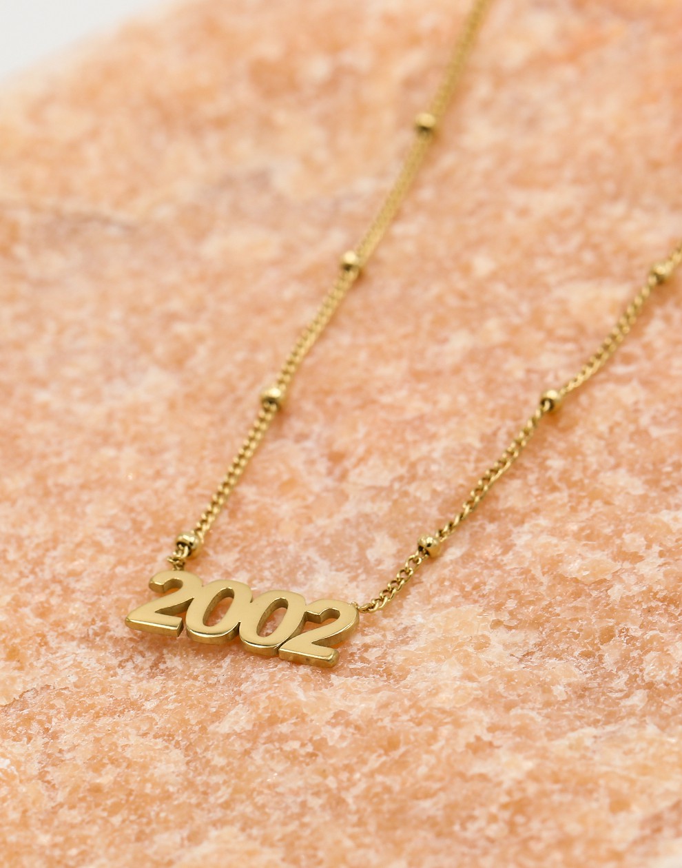 Ketting jaartal 2002 goudkleurig