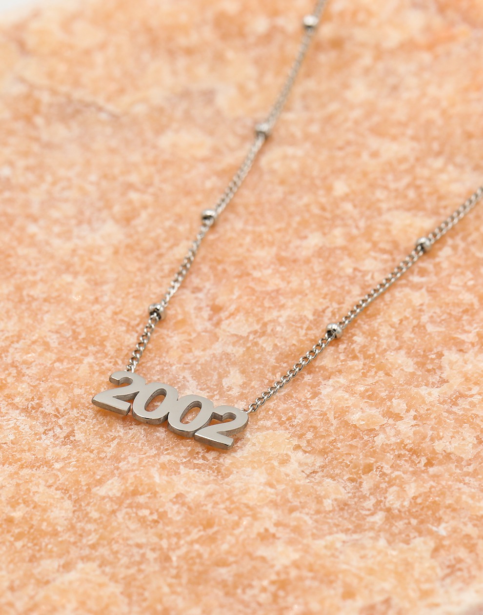 Ketting jaartal 2002 zilverkleurig