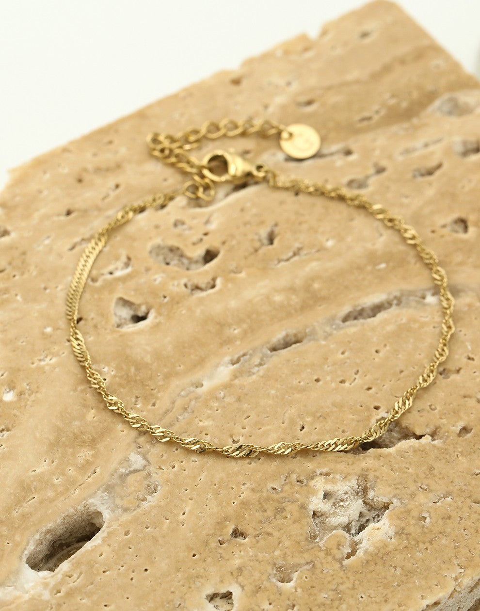 Fijn gedraaide armband goudkleurig