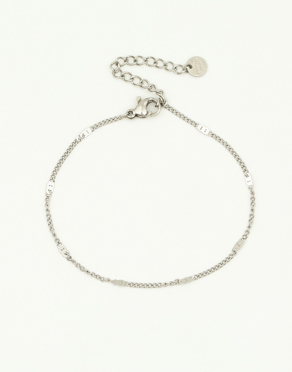 zilverkleurigen fijn geslagen armband