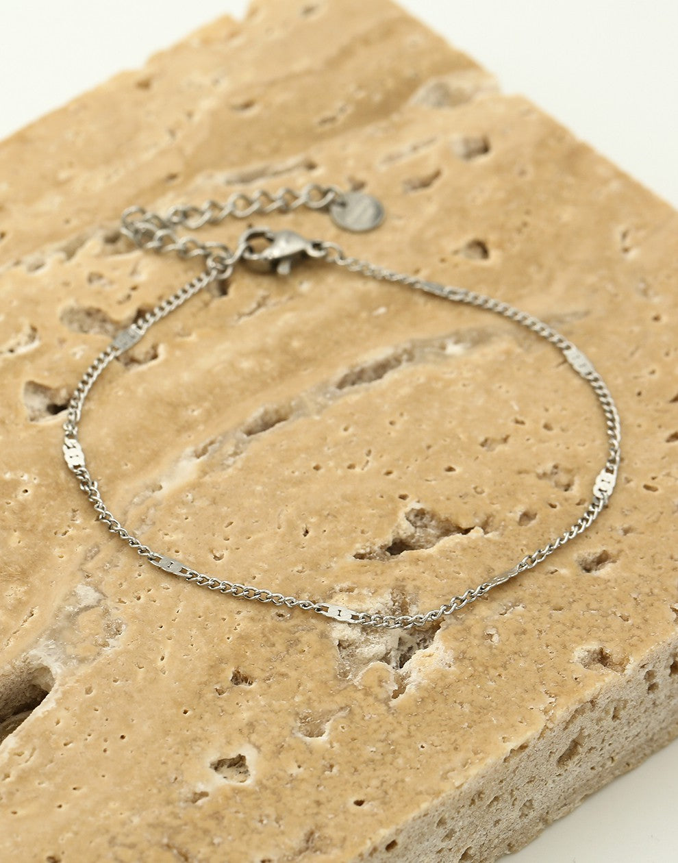 zilverkleurigen fijn geslagen armband