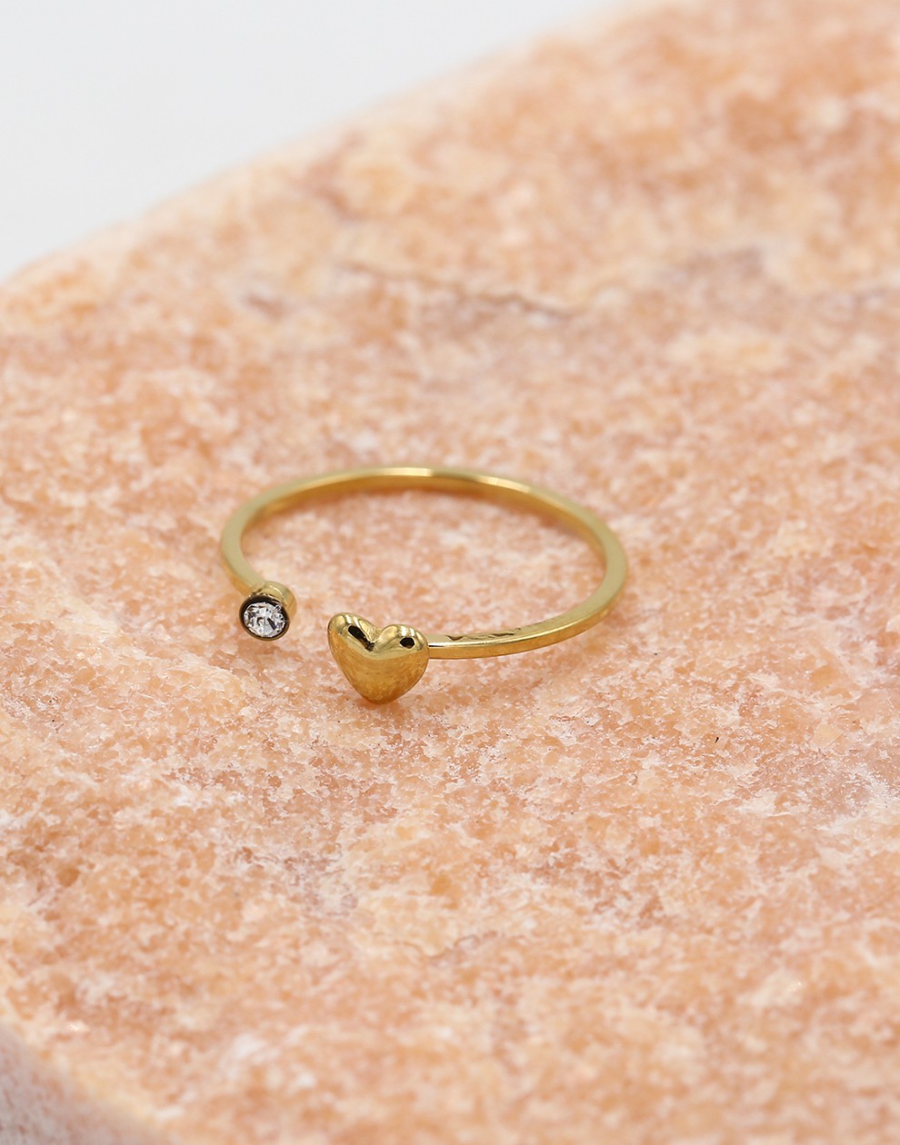 Ring hartje met steen in het goudkleurig