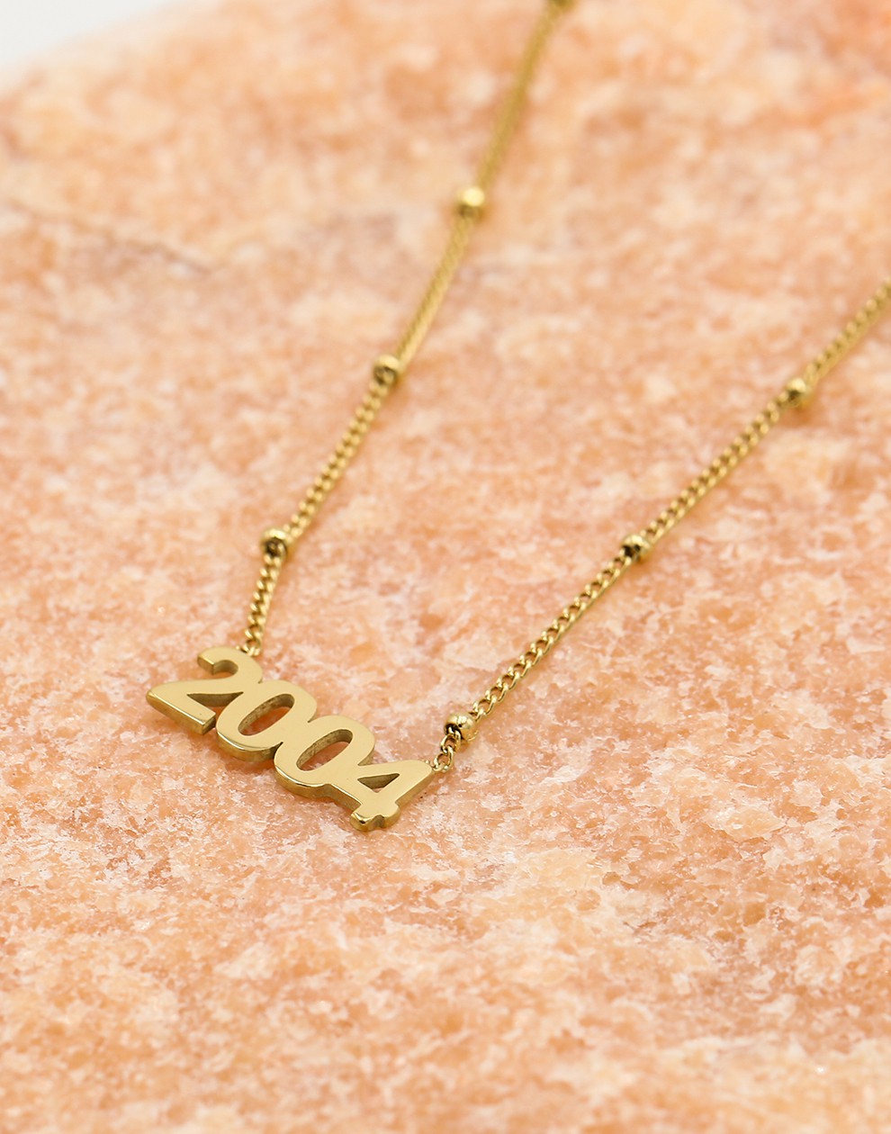 Ketting jaartal 2004 goudkleurig
