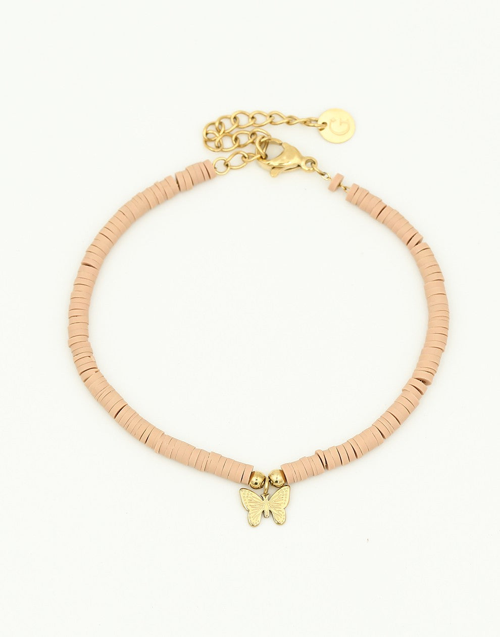 Armbandje roze met vlinder hanger in het goudkleurig