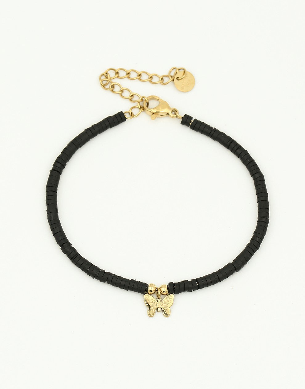 Armbandje zwart met vlinder hanger in het goudkleurig