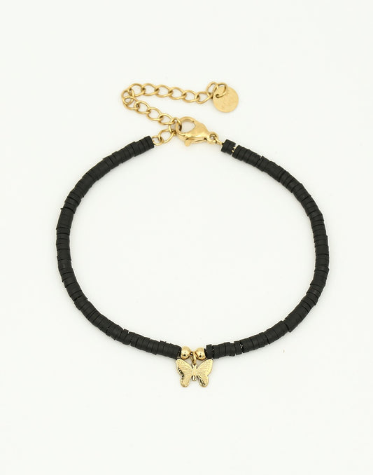 Armbandje zwart met vlinder hanger in het goudkleurig