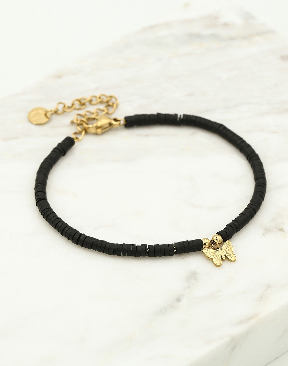 Armbandje zwart met vlinder hanger in het goudkleurig
