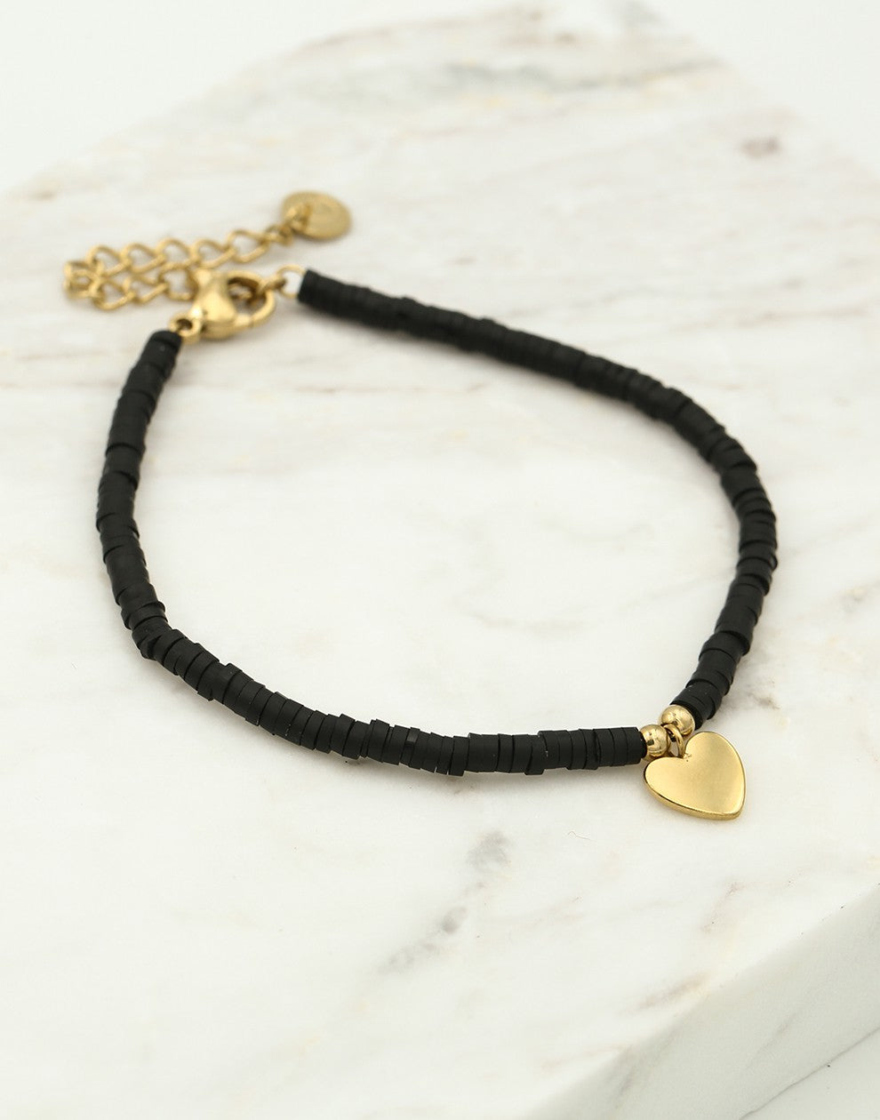 Armbandje zwart met hartjes hanger in het goudkleurig
