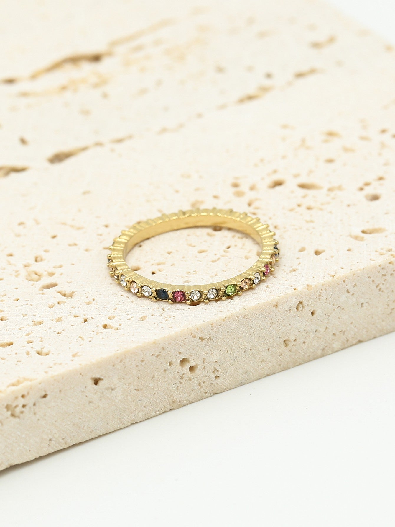 Minimalistische ring met kleurrijke strass steentjes