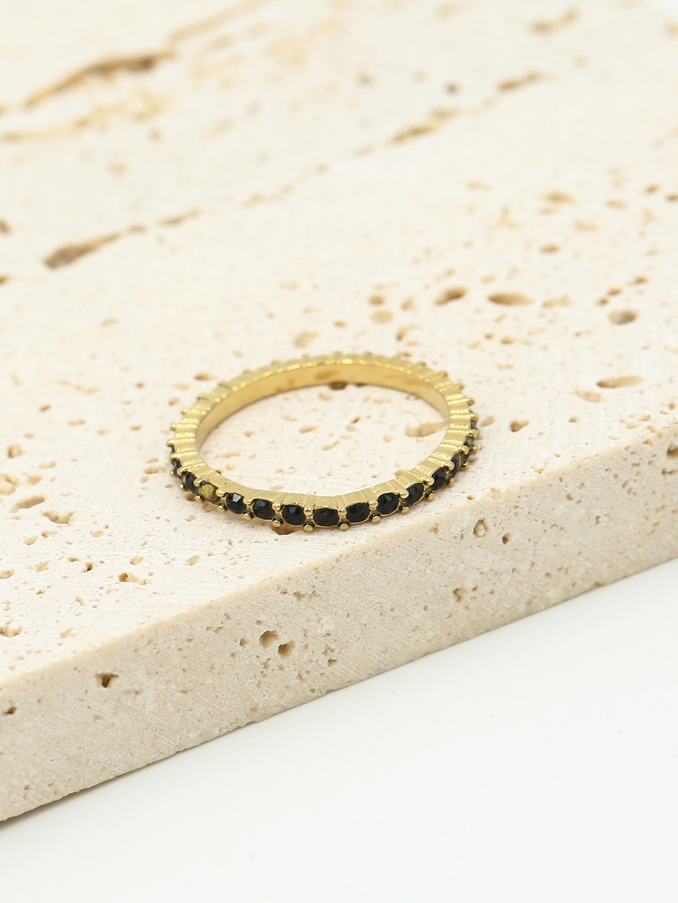 Minimalistische ring met zwarte strass steentjes
