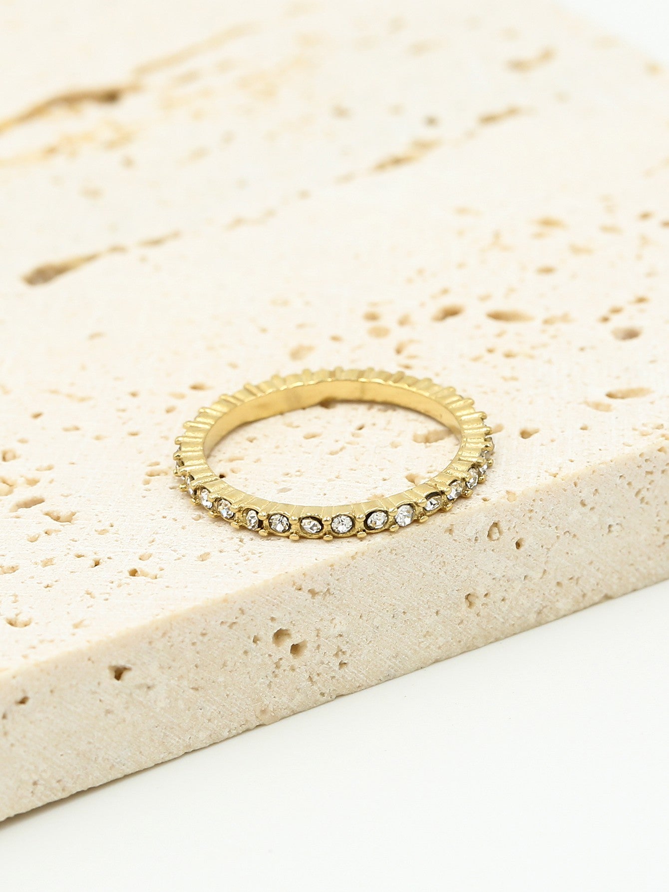 Minimalistische ring met transparante strass steentjes