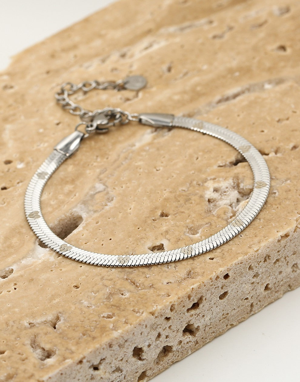 Flat snake chain armband met hartjes print zilverkleurig