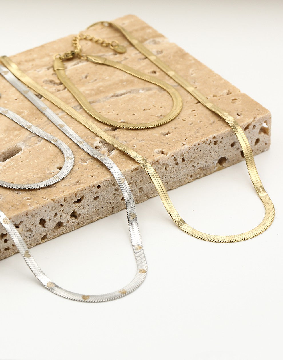 Flat snake chain ketting met hartjes print goudkleurig