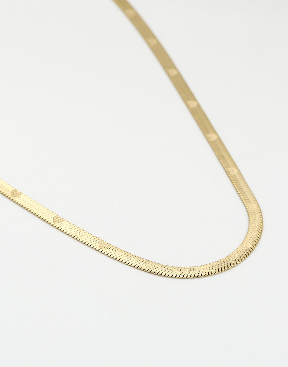 Flat snake chain ketting met hartjes print goudkleurig