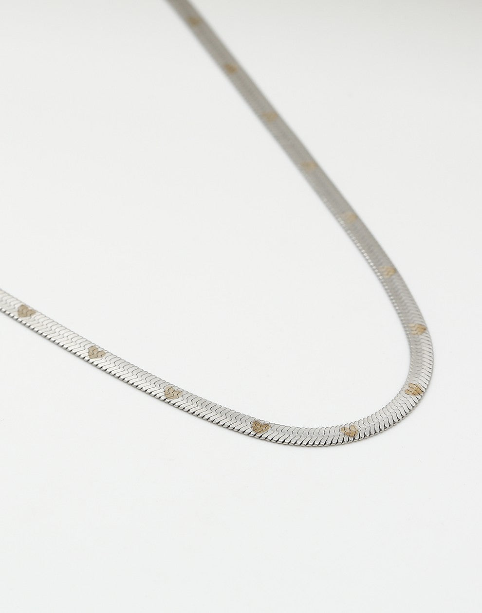 Flat snake chain ketting met hartjes print zilverkleurig