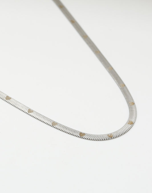 Flat snake chain ketting met hartjes print zilverkleurig