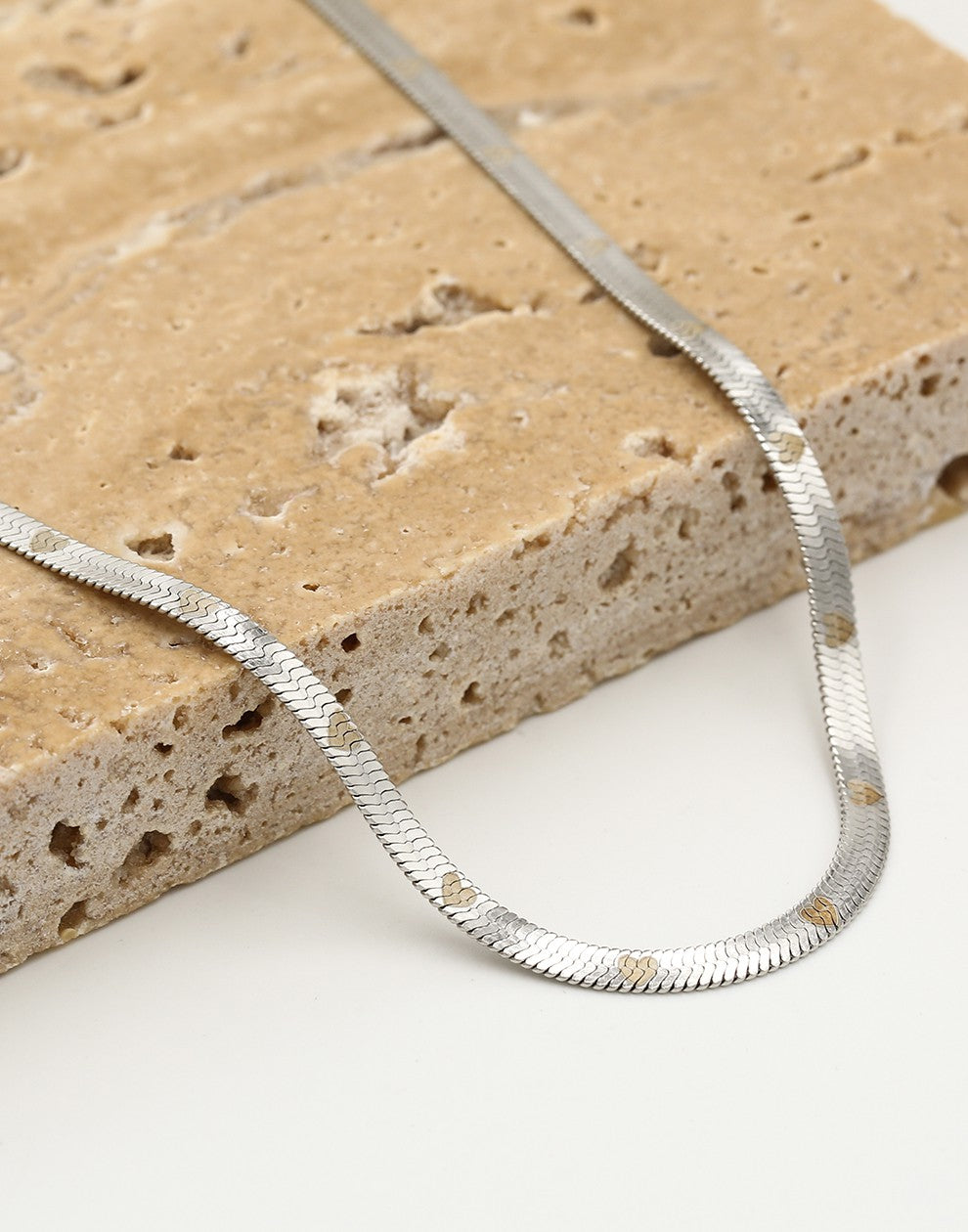 Flat snake chain ketting met hartjes print zilverkleurig