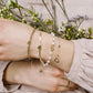 Paperclip armband zoetwaterparels met hartjes goudkleurig