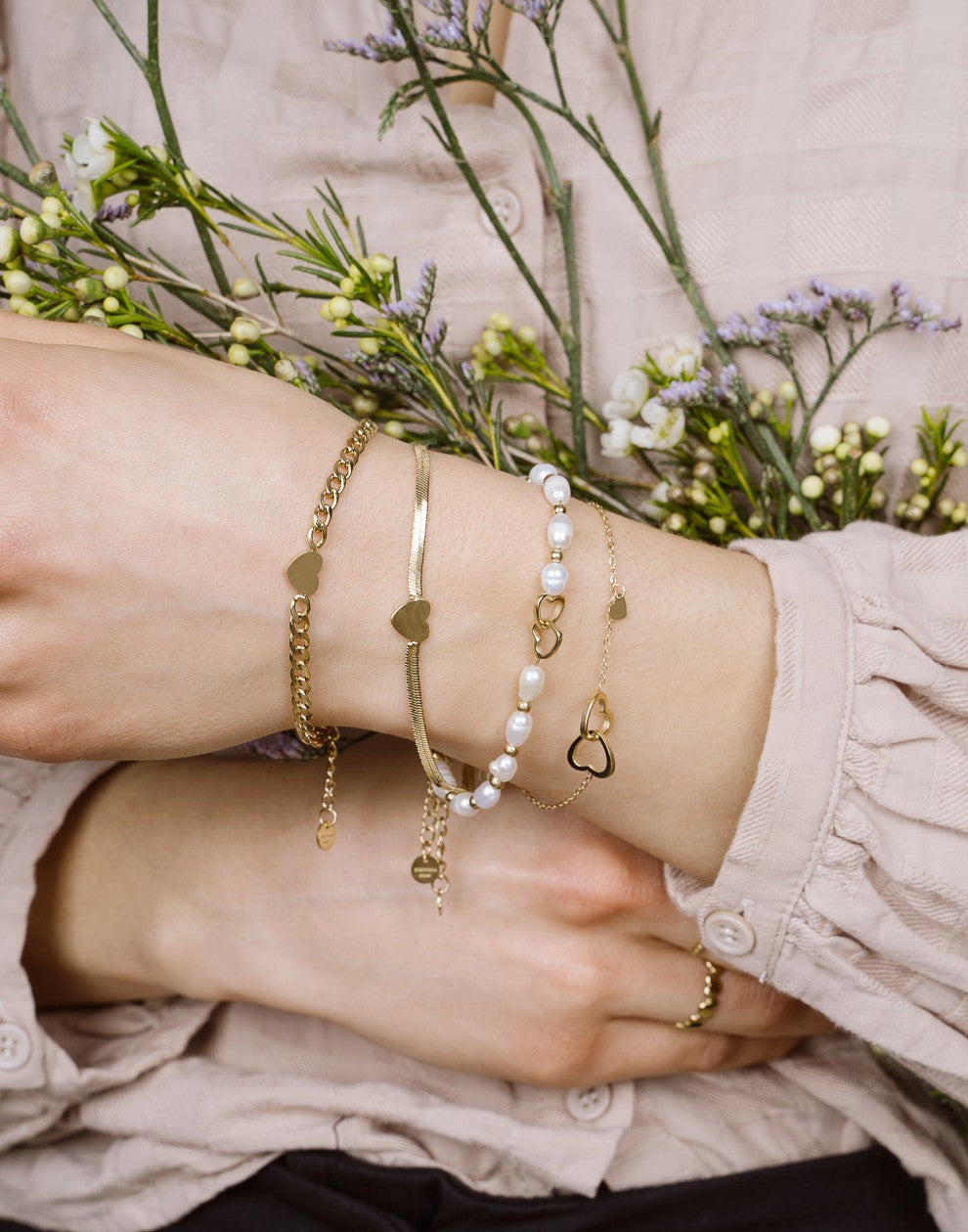 Paperclip armband zoetwaterparels met hartjes goudkleurig