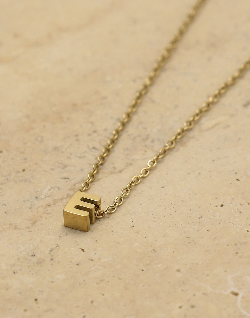 Initialen ketting letter E goudkleurig
