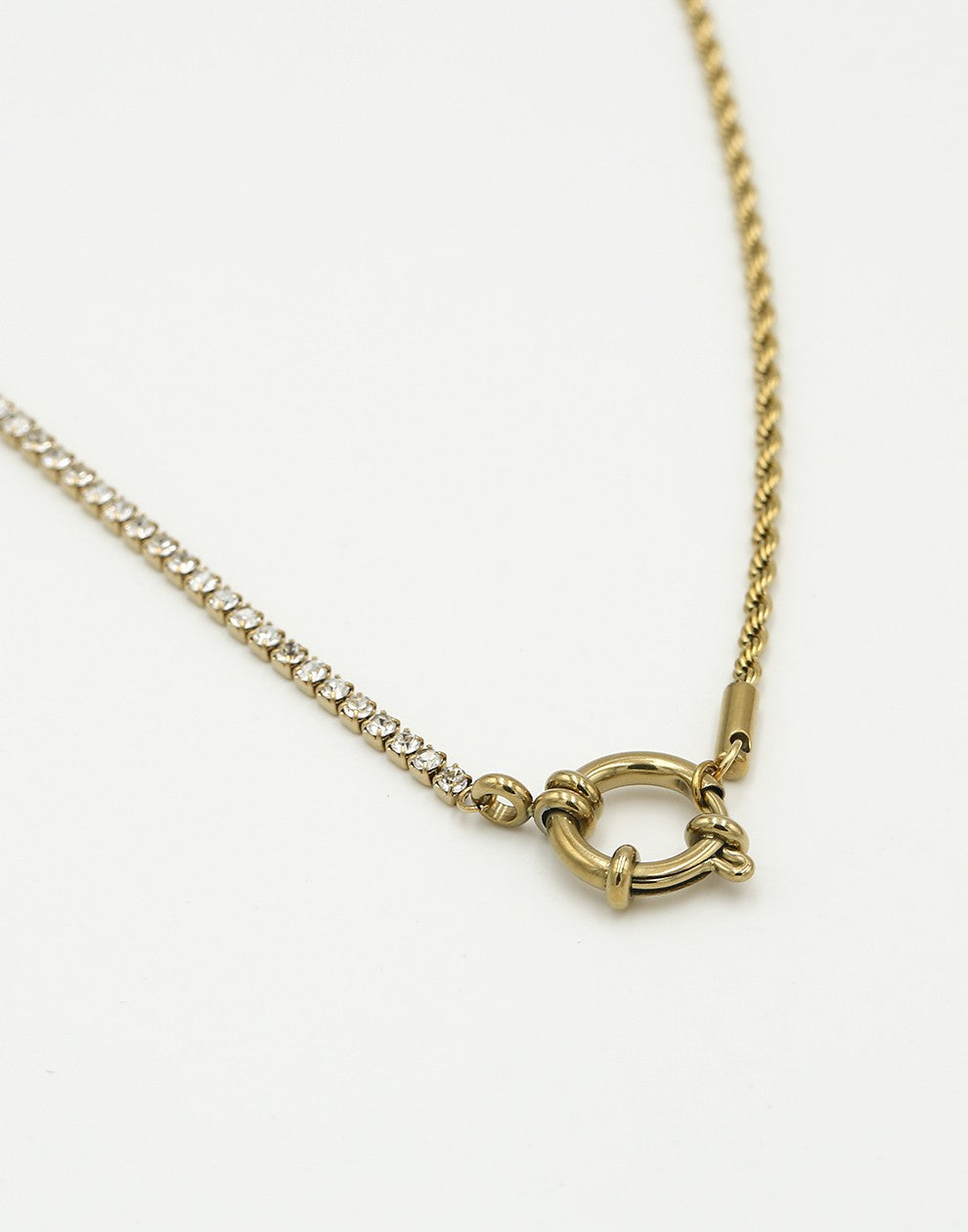 Ketting gedraaide schakel met steentjes en slotje goudkleurig