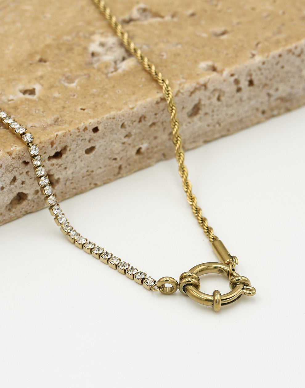 Ketting gedraaide schakel met steentjes en slotje goudkleurig
