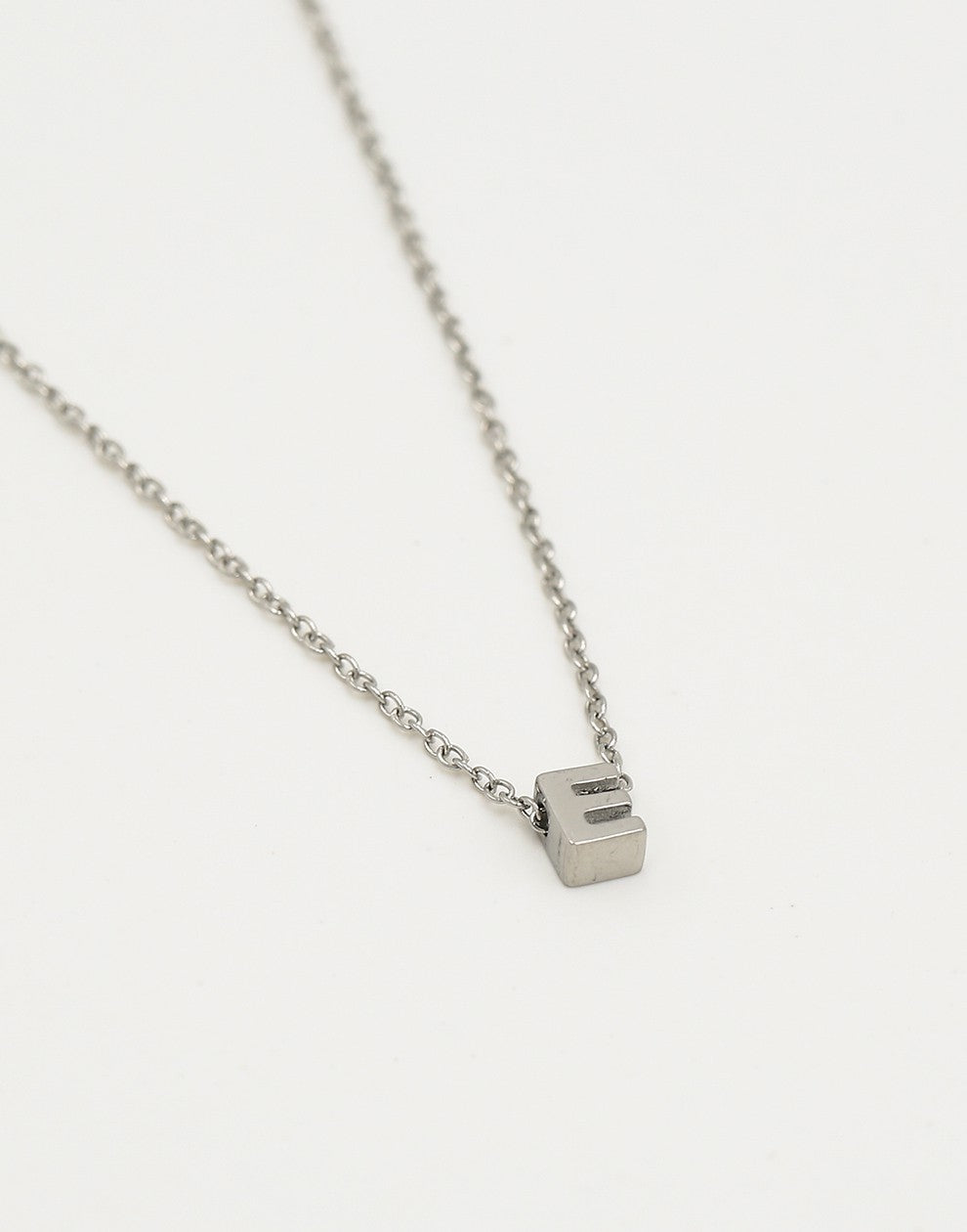 Initialen ketting letter E zilverkleurig