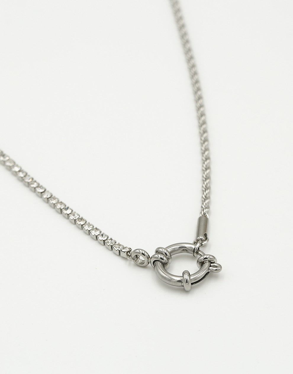 Ketting gedraaide schakel met steentjes en slotje zilverkleurig