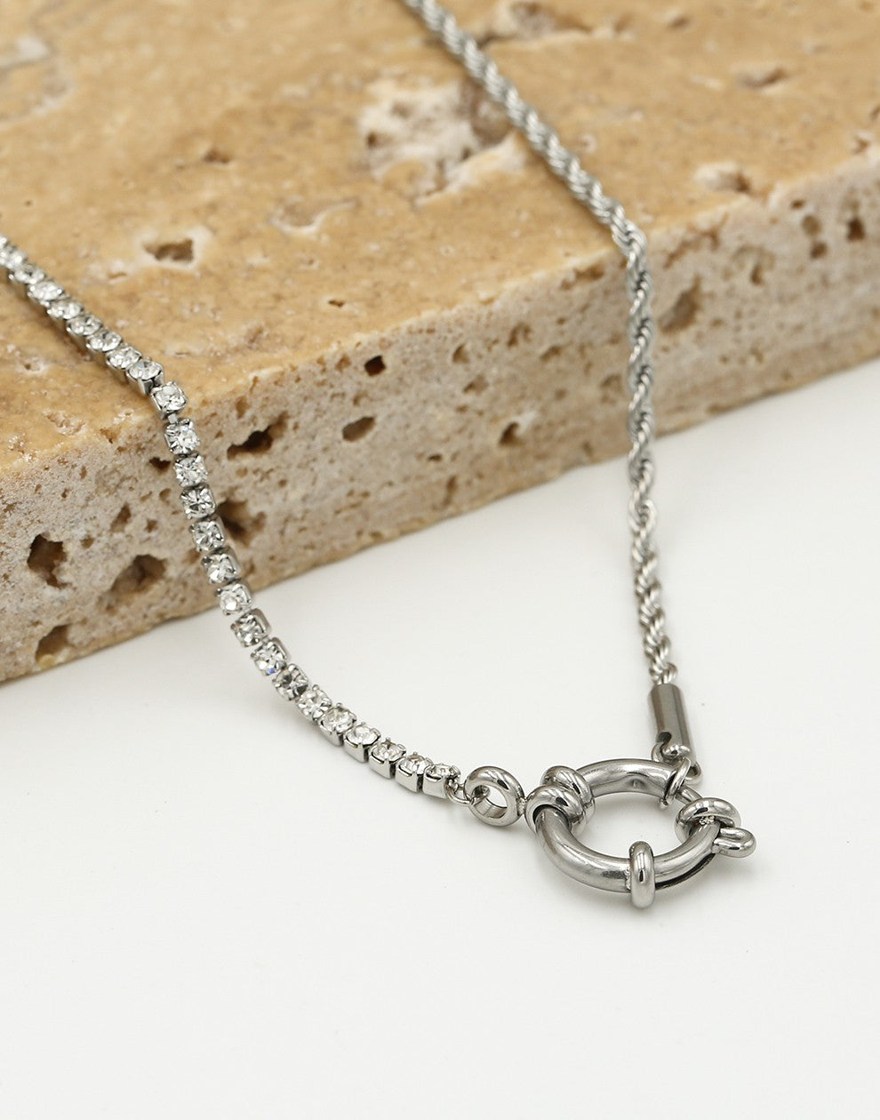 Ketting gedraaide schakel met steentjes en slotje zilverkleurig
