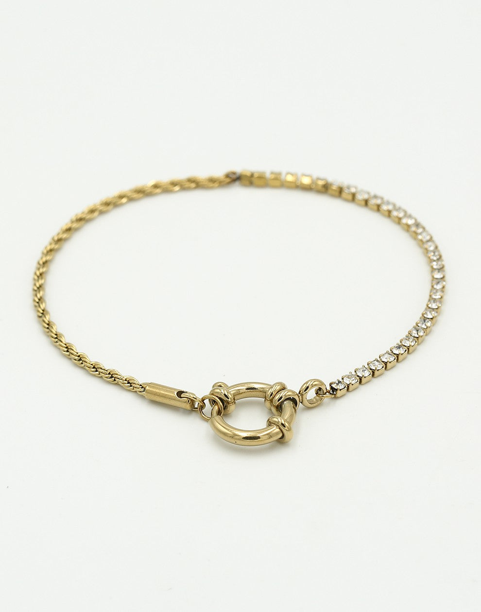 Armband gedraaide schakel met steentjes goudkleurig