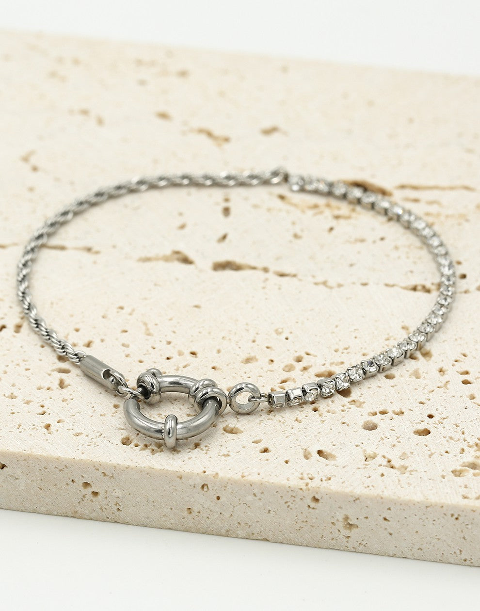 Armband gedraaide schakel met steentjes zilverkleurig
