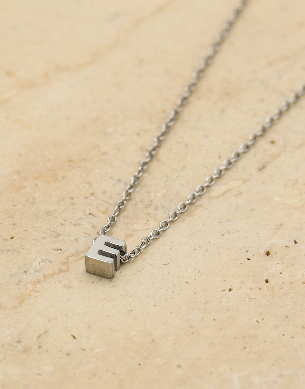 Initialen ketting letter E zilverkleurig