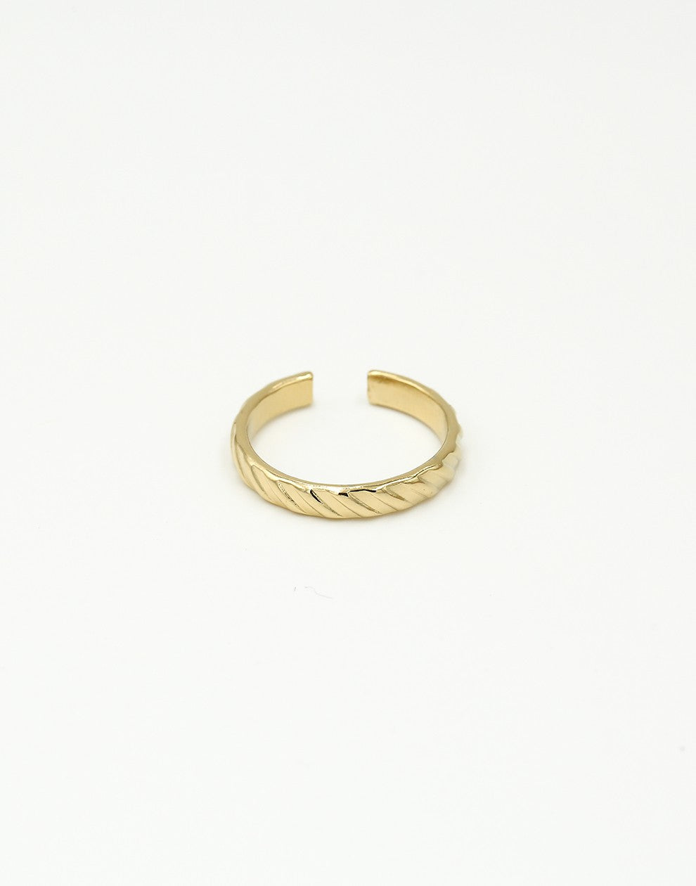 Ring goudkleurig patroon