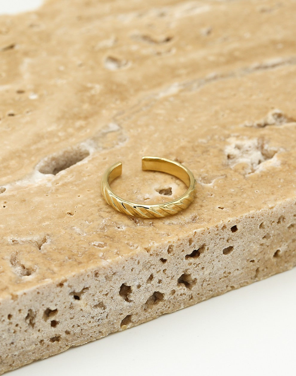 Ring goudkleurig patroon