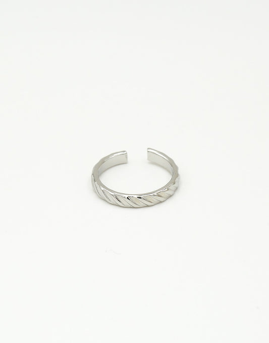 Ring zilverkleurig patroon