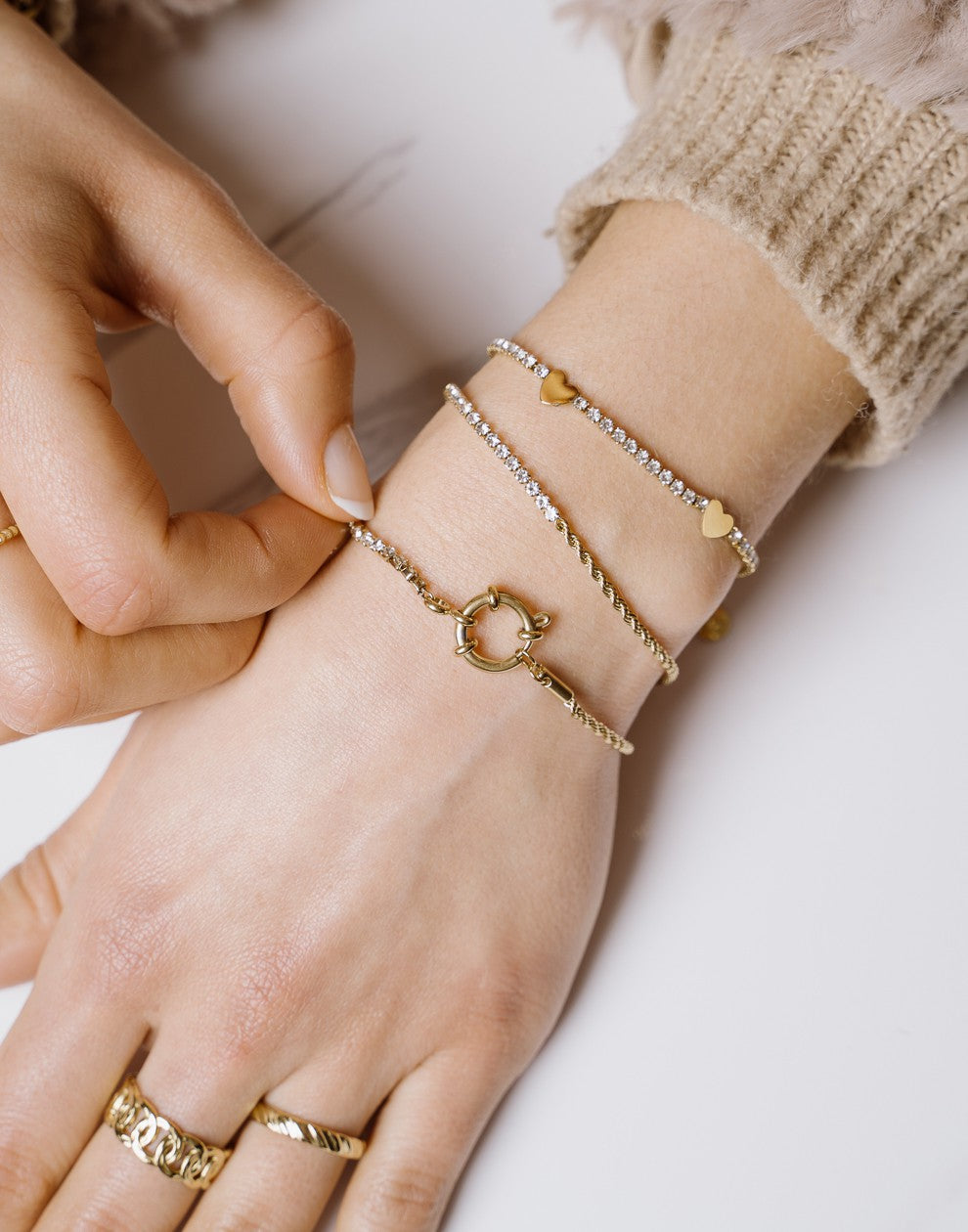 Armband gedraaide schakel met steentjes goudkleurig