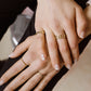 Ring goudkleurig patroon