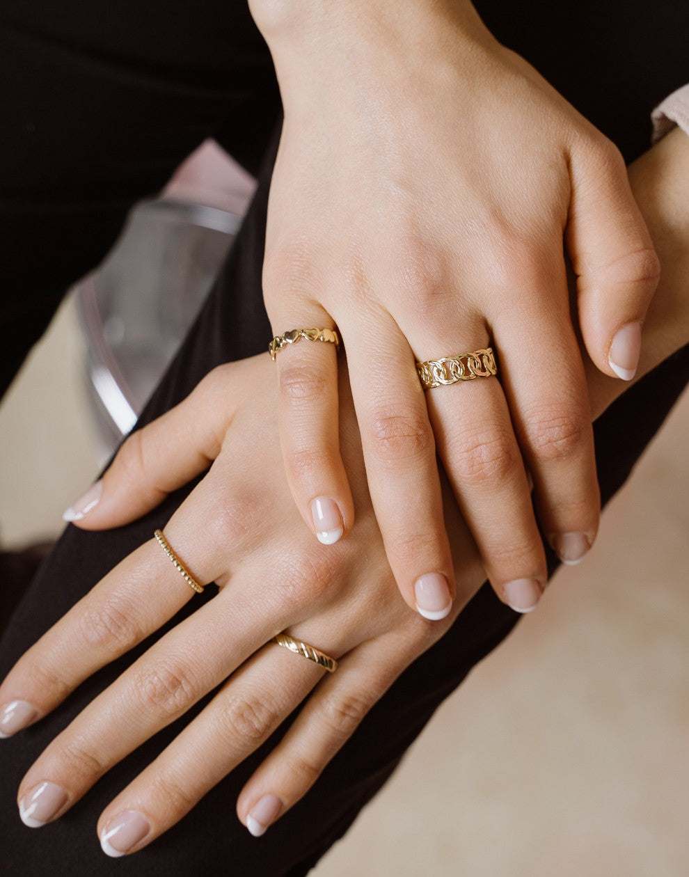 Ring goudkleurig patroon