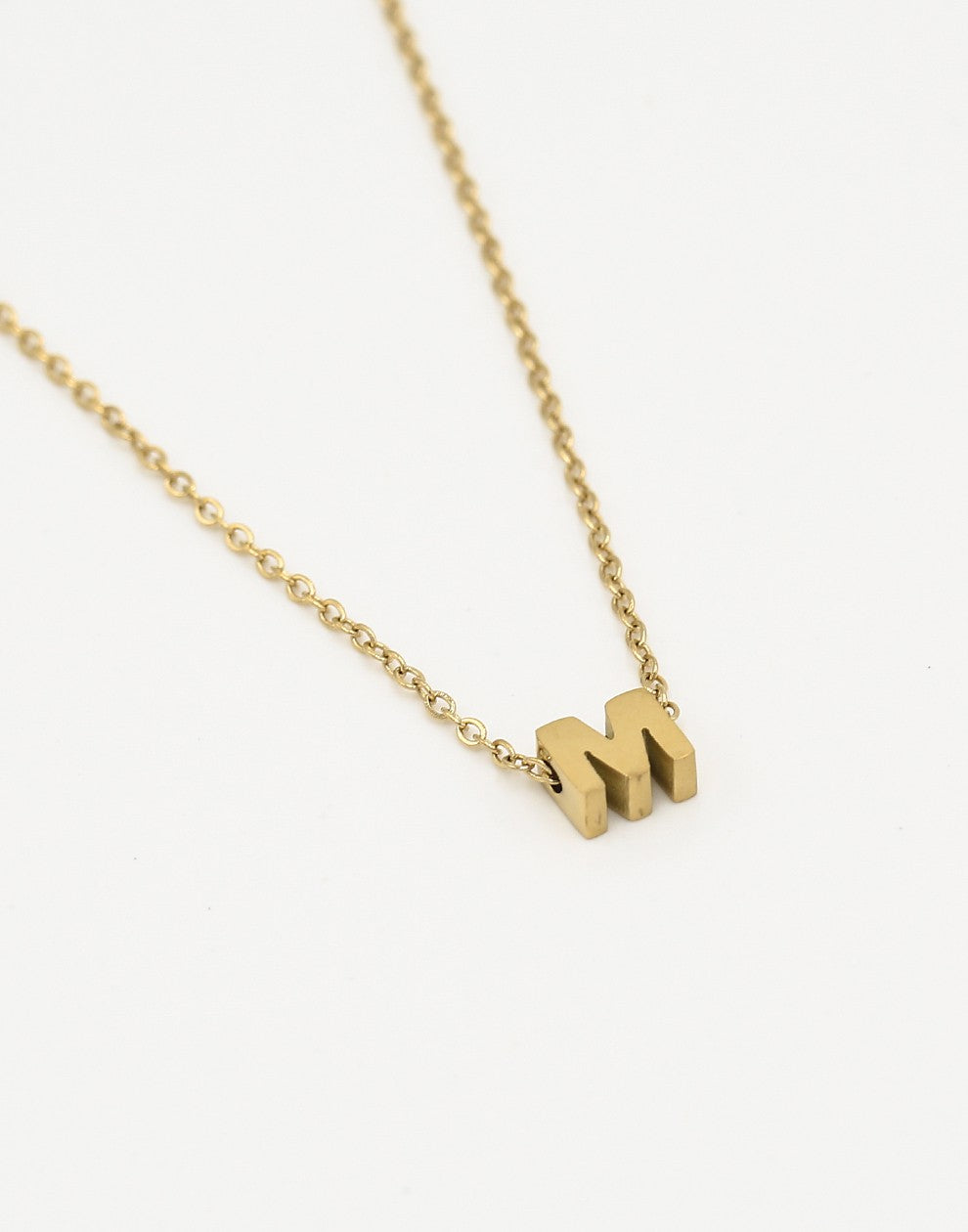Initialen ketting letter M goudkleurig