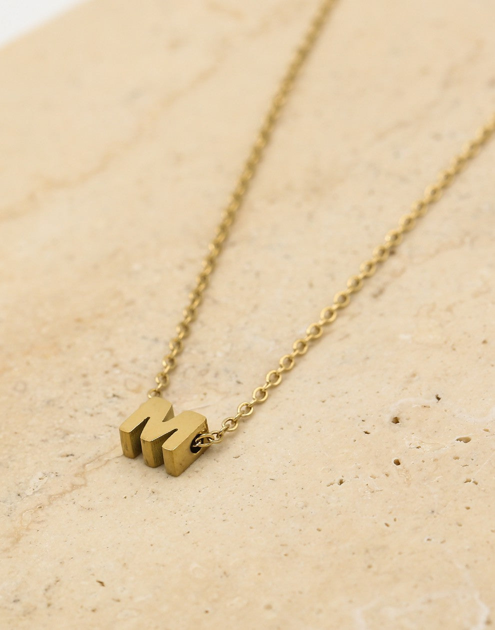 Initialen ketting letter M goudkleurig