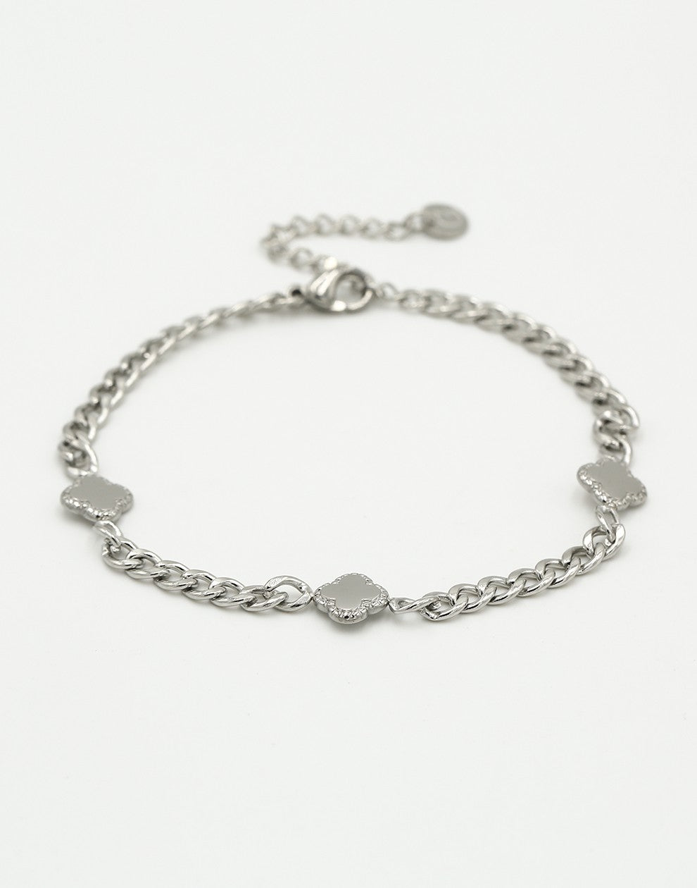 Bracelet with silver-colored clovers